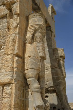 Marvdsaht, İran - 18 Mart 2024: İran 'ın Fars ilinin Şiraz kenti yakınlarındaki Persepolis harabelerinde bulunan tüm ulusların geçidi.