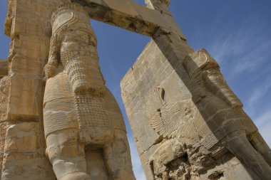 Marvdsaht, İran - 18 Mart 2024: İran 'ın Fars ilinin Şiraz kenti yakınlarındaki Persepolis harabelerinde bulunan tüm ulusların geçidi.