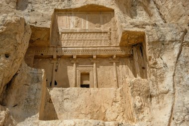 Marvdsaht, İran - 18 Mart 2024: Naqsh-e Rostam, İran 'ın Fars ilinin Persepolis kenti yakınlarında bulunan antik bir arkeoloji ve mezarlık..