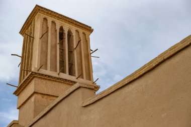 Yazd, İran - 24 Mart 2024: İran 'ın Yazd kentindeki eski binalarda doğal havalandırma yaratmak için geleneksel İran mimari unsuru olan rüzgar kuleleri.