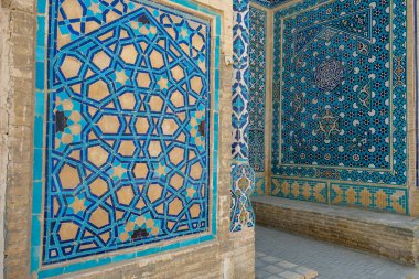 Varzaneh, İran - 28 Mart 2024: Jameh Camii 'nin girişi, İran' ın Varzanya kentindeki tarihi bir cami..