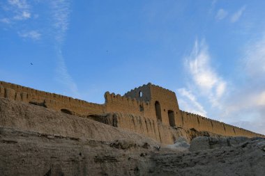 Varzaneh, İran - 29 Mart 2024: Ghoortan Kalesi İran 'ın Varzaneh kenti yakınlarında yer alan antik bir kaledir..