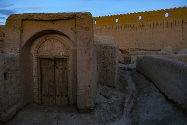 Varzaneh, İran - 29 Mart 2024: Ghoortan Kalesi İran 'ın Varzaneh kenti yakınlarında yer alan antik bir kaledir..