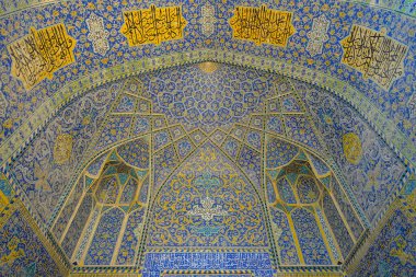 İsfahan, İran - 30 Mart 2024: İmam Camii olarak da bilinen Şah Camii 'nin iç kesimi İran' ın İsfahan kentindeki Naghsh-e Cihan Meydanı 'nda yer almaktadır..