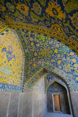 İsfahan, İran - 30 Mart 2024: İmam Camii olarak da bilinen Şah Camii 'nin iç kesimi İran' ın İsfahan kentindeki Naghsh-e Cihan Meydanı 'nda yer almaktadır..
