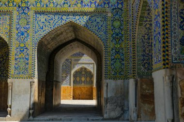 İsfahan, İran - 30 Mart 2024: İmam Camii olarak da bilinen Şah Camii 'nin iç kesimi İran' ın İsfahan kentindeki Naghsh-e Cihan Meydanı 'nda yer almaktadır..