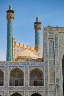İsfahan, İran - 30 Mart 2024: Şah Camii, İran 'ın İsfahan kentindeki Naghsh-e Cihan Meydanı' nda yer almaktadır..