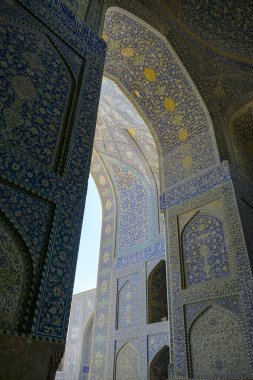 İsfahan, İran - 30 Mart 2024: İmam Camii olarak da bilinen Şah Camii 'nin iç kesimi İran' ın İsfahan kentindeki Naghsh-e Cihan Meydanı 'nda yer almaktadır..