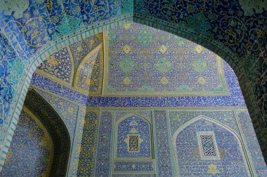 İsfahan, İran - 30 Mart 2024: İmam Camii olarak da bilinen Şah Camii 'nin iç kesimi İran' ın İsfahan kentindeki Naghsh-e Cihan Meydanı 'nda yer almaktadır..
