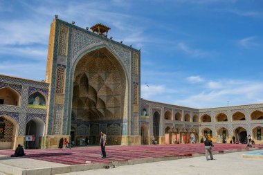 İsfahan, İran - 30 Mart 2024: İran 'ın İsfahan kentindeki Atiq Camii olarak da bilinen Jameh Camii' nde namaz kılan insanlar.