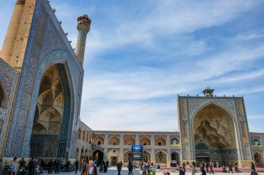 İsfahan, İran - 30 Mart 2024: İran 'ın İsfahan kentindeki Atiq Camii' ni ziyaret edenler.