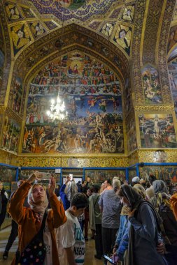 İsfahan, İran - 31 Mart 2024: Vank Katedrali olarak da bilinen Kutsal Kurtarıcı Katedrali 'ni ziyaret eden insanlar, İran' ın Yeni Julfa bölgesinde yer alan bir Ermeni katedralidir..