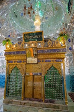 Kashan, İran - 3 Nisan 2024: Imamzadeh Sultan Amir Ahmad İran 'ın Kashan kentindeki kubbeye gömüldü.