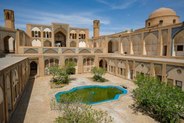 Kashan, İran - 3 Nisan 2024: Ağa Bozorg Camii, İran 'ın Kashan kentindeki tarihi bir camidir..