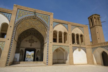 Kashan, İran - 3 Nisan 2024: Ağa Bozorg Camii, İran 'ın Kashan kentindeki tarihi bir camidir..