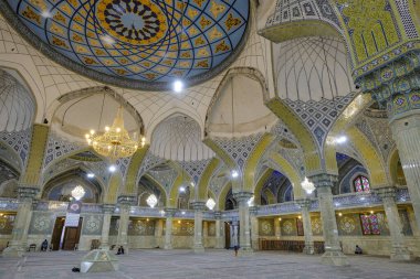 Qom, İran - 6 Nisan 2024: İran 'ın Qom kentindeki İmam Hasan Askari Camii' nin İçi.