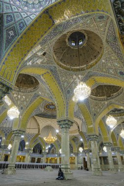 Qom, İran - 6 Nisan 2024: İran 'ın Qom kentindeki İmam Hasan Askari Camii' nin İçi.