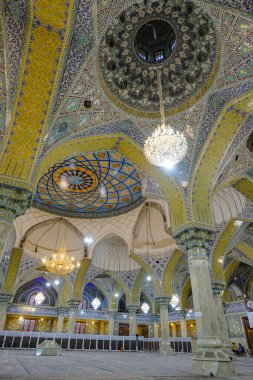 Qom, İran - 6 Nisan 2024: İran 'ın Qom kentindeki İmam Hasan Askari Camii' nin İçi.