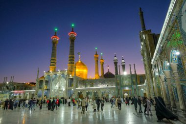 Qom, İran - 6 Nisan 2024: İran 'ın Qom kentindeki Fatima Masumeh Tapınağı' nı ziyaret eden insanlar. Fatima Masumeh, İslam 'ın 12 imamından biri olan İmam Rıza' nın kız kardeşiydi..