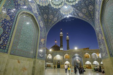 Qom, İran - 6 Nisan 2024: İran 'ın Qom kentindeki Fatima Masumeh Tapınağı' nı ziyaret eden insanlar. Fatima Masumeh, İslam 'ın 12 imamından biri olan İmam Rıza' nın kız kardeşiydi..