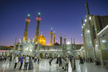 Qom, İran - 6 Nisan 2024: İran 'ın Qom kentindeki Fatima Masumeh Tapınağı' nı ziyaret eden insanlar. Fatima Masumeh, İslam 'ın 12 imamından biri olan İmam Rıza' nın kız kardeşiydi..