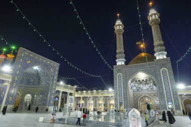 Qom, İran - 6 Nisan 2024: İran 'ın Qom kentindeki Fatima Masumeh Tapınağı' nı ziyaret eden insanlar. Fatima Masumeh, İslam 'ın 12 imamından biri olan İmam Rıza' nın kız kardeşiydi..