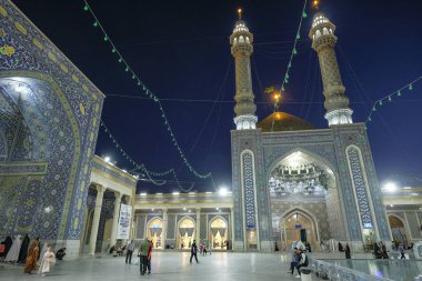 Qom, İran - 6 Nisan 2024: İran 'ın Qom kentindeki Fatima Masumeh Tapınağı' nı ziyaret eden insanlar. Fatima Masumeh, İslam 'ın 12 imamından biri olan İmam Rıza' nın kız kardeşiydi..