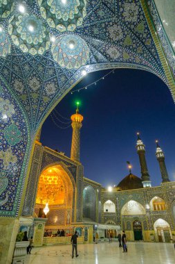 Qom, İran - 6 Nisan 2024: İran 'ın Qom kentindeki Fatima Masumeh Tapınağı' nı ziyaret eden insanlar. Fatima Masumeh, İslam 'ın 12 imamından biri olan İmam Rıza' nın kız kardeşiydi..