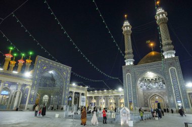 Qom, İran - 6 Nisan 2024: İran 'ın Qom kentindeki Fatima Masumeh Tapınağı' nı ziyaret eden insanlar. Fatima Masumeh, İslam 'ın 12 imamından biri olan İmam Rıza' nın kız kardeşiydi..
