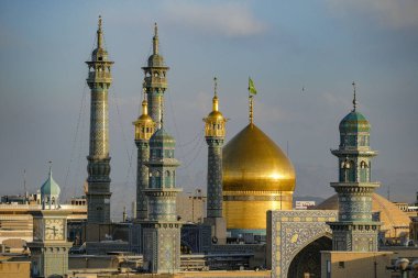 Qom, İran - 7 Nisan 2024: İran 'daki Fatima Masumeh Tapınağı. Fatima Masumeh, İslam 'ın 12 imamından biri olan İmam Rıza' nın kız kardeşiydi..