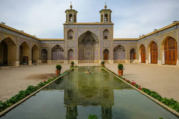 Şiraz, İran - 17 Mart 2024: İran 'ın Şiraz kentindeki Nasir el Mulk Camii.