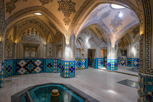 Кашан, Иран - 3 апреля 2024 года: Баня Султана Амира Ахмада, также известная как баня Касеми, является традиционной иранской общественной баней в Кашане, Иран.