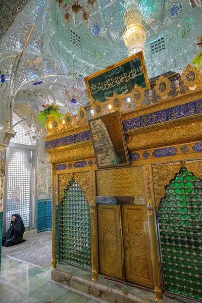 Kashan, İran - 3 Nisan 2024: Imamzadeh Sultan Amir Ahmad İran 'ın Kashan kentindeki kubbeye gömüldü.
