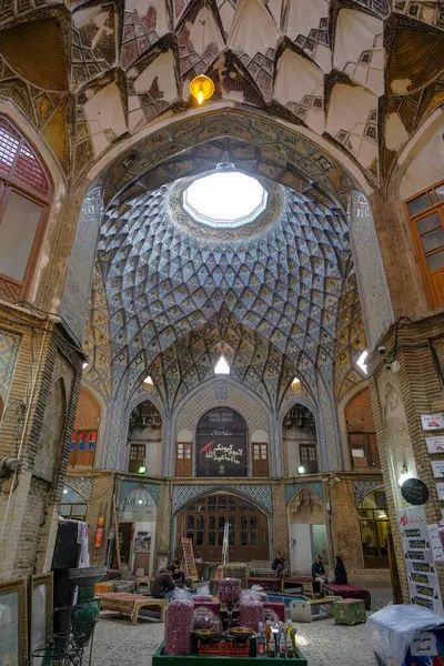 Kashan, İran - 3 Nisan 2024: Aminoddole Caravanserai, İran 'ın Kashan kentindeki birkaç meydandan biridir..