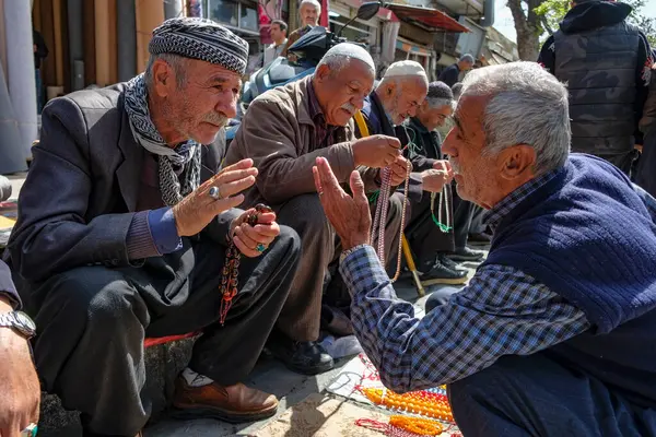 Sanandaj, İran - 13 Nisan 2024: İran 'ın Kürdistan kentindeki Büyük Sanandaj Çarşısında misbaha ve tespih satan adamlar.