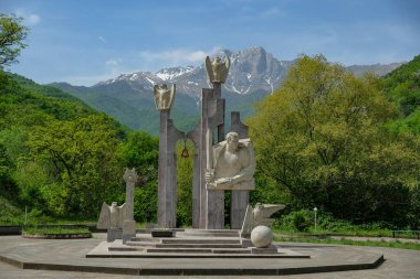 Kapan, Ermenistan - 30 Nisan 2024: Kapan, Ermenistan 'da arka planda Khustup Dağı ile Garegin Njdeh Anıtı.