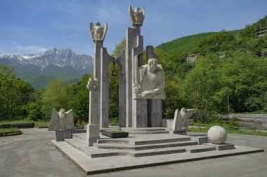 Kapan, Ermenistan - 30 Nisan 2024: Kapan, Ermenistan 'da arka planda Khustup Dağı ile Garegin Njdeh Anıtı.