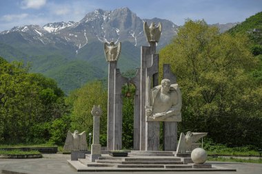 Kapan, Ermenistan - 30 Nisan 2024: Kapan, Ermenistan 'da arka planda Khustup Dağı ile Garegin Njdeh Anıtı.