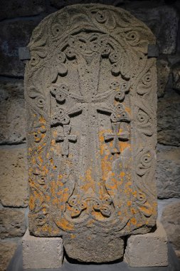 Tatev, Ermenistan - 1 Mayıs 2024: Ermenistan 'ın Tatev köyü yakınlarındaki Tatev Manastırı' nda bir haçkar veya Ermeni haçı taşı.