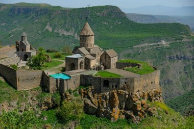 Tatev, Ermenistan - 1 Mayıs 2024: Tatev Manastırı Ermenistan 'ın Tatev köyü yakınlarında yer alan bir Ermeni Havari Hristiyan manastırı..