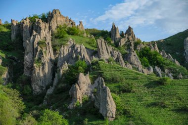 Goris, Ermenistan - 3 Mayıs 2024: Eski Goris, Ermenistan 'daki Ortaçağ mağara evleri.