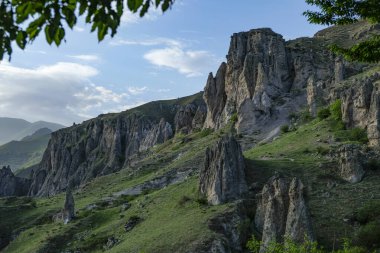 Goris, Ermenistan - 3 Mayıs 2024: Eski Goris, Ermenistan 'daki Ortaçağ mağara evleri.