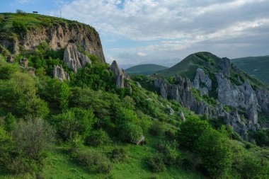 Goris, Ermenistan - 3 Mayıs 2024: Eski Goris, Ermenistan 'daki Ortaçağ mağara evleri.