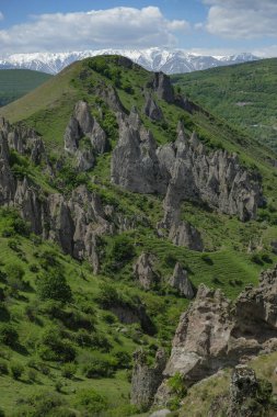 Goris, Ermenistan - 5 Mayıs 2024: Eski Goris, Ermenistan 'daki Ortaçağ mağara evleri.