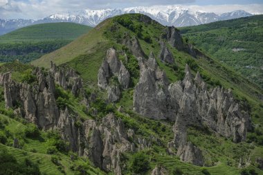 Goris, Ermenistan - 5 Mayıs 2024: Eski Goris, Ermenistan 'daki Ortaçağ mağara evleri.
