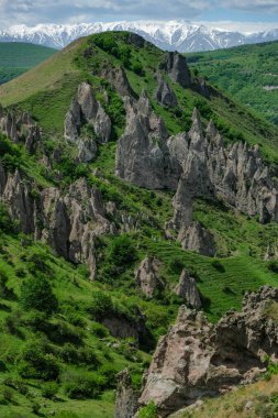 Goris, Ermenistan - 5 Mayıs 2024: Eski Goris, Ermenistan 'daki Ortaçağ mağara evleri.
