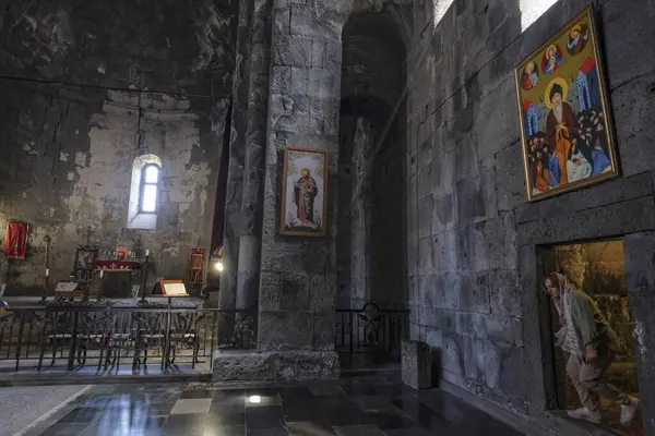 Tatev, Ermenistan - 1 Mayıs 2024: Ermenistan 'ın Tatev köyü yakınlarındaki Tatev Manastırı' nı ziyaret eden bir kadın.