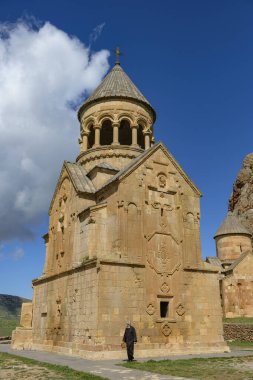 Areni, Ermenistan - 9 Mayıs 2024: Ermenistan 'daki Noravank Manastırı' nda bir keşiş.