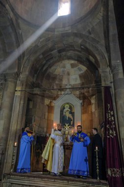 Areni, Ermenistan - 9 Mayıs 2024: Ermenistan 'daki Noravank Manastırı' nda Ermeni ibadeti.