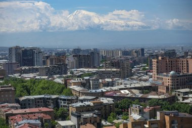 Erivan, Ermenistan - 16 Mayıs 2024: Erivan, Ermenistan 'daki Şelale Kompleksi' nin arka planında Erivan Dağı 'nın görüntüsü.